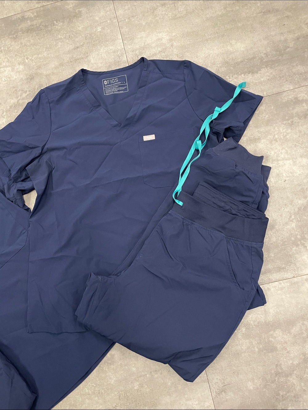 Sz Large 2 sets (4 pieces) navy blue, FIGS scrubs (Zamora joggers Catarina tops - Picture 2 of 15